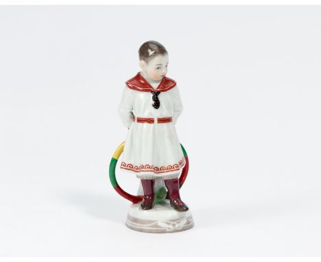 JUNGE MIT REIFEN. Meissen. Datierung: Vor 1924. Meister/Entwerfer: Entwurf A. König, 1900-1910. Material: Porzellan, farbig s