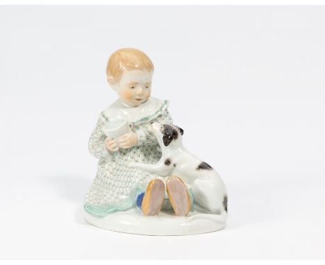 KIND MIT HUND. Meissen. Datierung: 20. Jh. Meister/Entwerfer: Entwurf P. Rumrich, 1909. Material: Porzellan, farbig staffiert