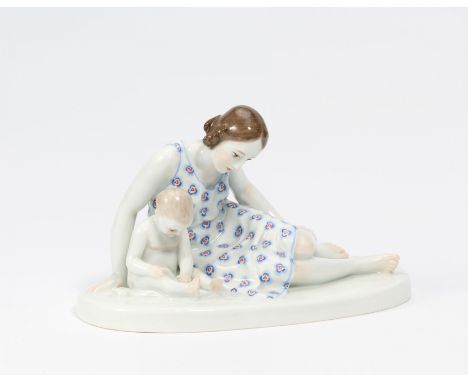 JUNGE FRAU MIT KLEINKIND. Meissen. Datierung: Vor 1924. Meister/Entwerfer: Entwurf E. Oehler, 1905-1910. Material: Porzellan,
