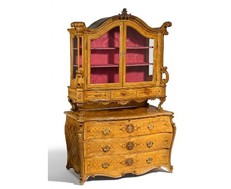 BAROCK AUFSATZVITRINENKOMMODE. Wohl Umkreis Main, Franken, Würzburg. Datierung: Um 1760/65. Technik: Weichholzkorpus Nussbaum