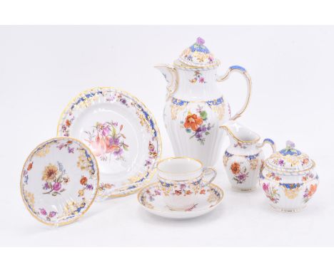 KAFFEESERVICE BRESLAUER STADTSCHLOSS FÜR 6 PERSONEN. KPM. Berlin. Datierung: 20. Jh. Technik: Porzellan, farbig und gold staf