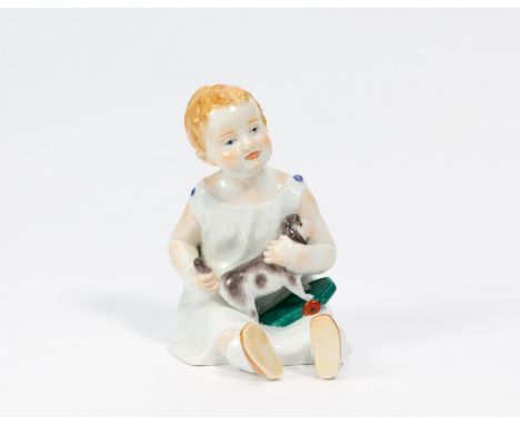 KNABE MIT SPIELZEUGLAMM. Meissen. Datierung: 20. Jh. Meister/Entwerfer: Entwurf E. Oehler, 1909. Material: Porzellan, farbig 