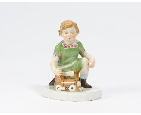 KLEINER JUNGE MIT LOKOMOTIVE. Meissen. Datierung: 20.Jh. Meister/Entwerfer: Entwurf E. Oehler, 1909. Material: Porzellan, far
