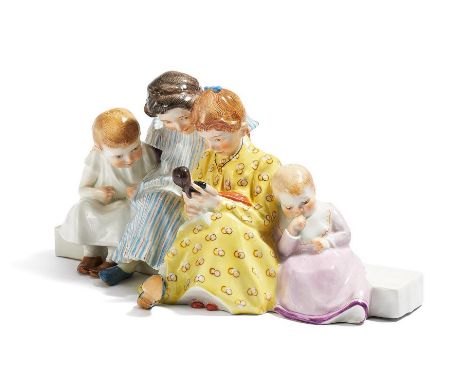 VIER KINDER MIT PUPPE. Meissen. Datierung: Nach 1934.Meister/Entwerfer: Entwurf K. Hentschel 1906. Material: Porzellan, farbi