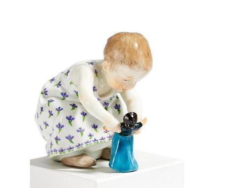 KIND MIT PUPPE. Meissen. Datierung: 1910. Meister/Entwerfer: Entwurf, K. Hentschel 1904. Material: Porzellan, farbig dekorier