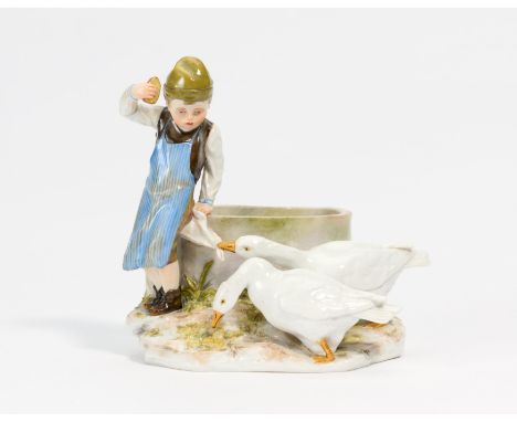 KNABE MIT GÄNSEN. Meissen. Datierung: Vor 1924. Meister/Entwerfer: Entwurf A. Rehm, 1898. Material: Porzellan, farbig staffie