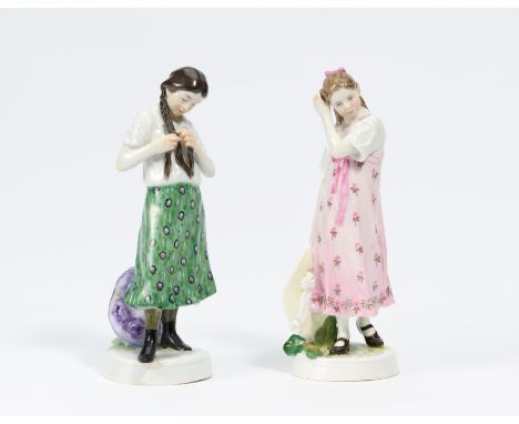 MÄDCHEN, SICH ZOPF FLECHTEND UND MÄDCHEN MIT HUT. Meissen. Datierung: Vor 1924. Meister/Entwerfer: Entwurf. A. König, 1900-19