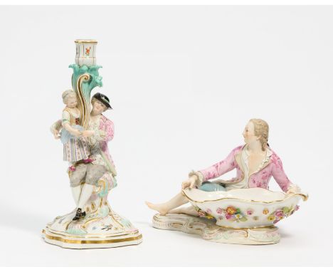 GEWÜRZSCHALE MIT KAVALIER UND LEUCHTER MIT GALANTEM HERRN. Meissen. Datierung: Vor 1924. Technik: Porzellan, farbig und gold 