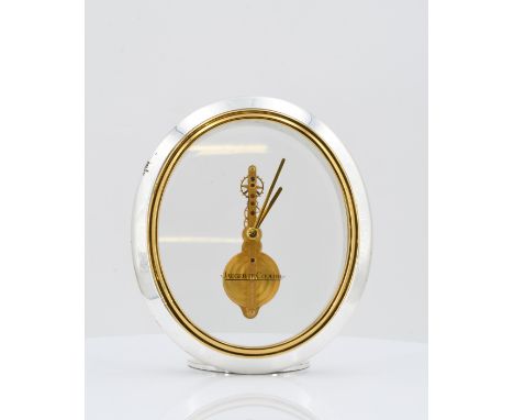 KLEINE OVALE TISCHUHR. Jaeger LeCoultre. Technik: Glas, Stahl verchromt, Messing vergoldet. Beschreibung: Ovale Form, verglas