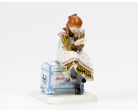 LESENDES MÄDCHEN AUF TRUHE. Meissen. Datierung: 20. Jh. Meister/Entwerfer: Entwurf K. Hentschel, 1904. Material: Porzellan, f
