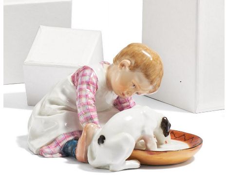 KIND MIT HUND AUS EINER SCHALE TRINKEND. Meissen. Datierung: Frühe Ausformung vor 1924. Meister/Entwerfer: Entwurf K. Hentsch