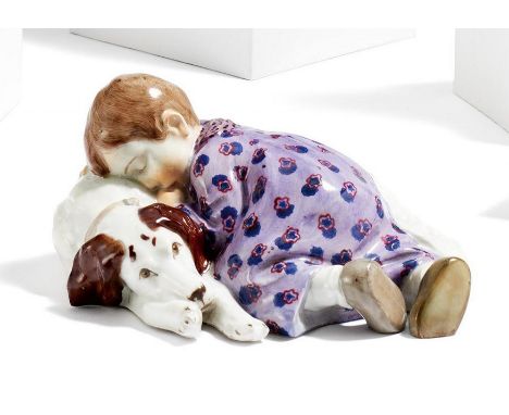 KIND AUF EINEM HUND LIEGEND. Meissen. Datierung: Frühe Ausformung vor 1924. Meister/Entwerfer: Entwurf K. Hentschel, 1905. Ma