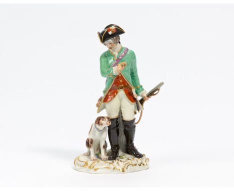 JÄGER MIT FLINTE UND HUND. Meissen. Datierung: 20.Jh. Meister/Entwerfer: Entwurf E.A. Leuteritz. Technik: Porzellan, farbig u