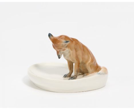KLEINER FUCHS AUF SCHALE. Meissen. Datierung: Vor 1924. Meister/Entwerfer: Entwurf P. Walther, 1904. Material: Porzellan, far
