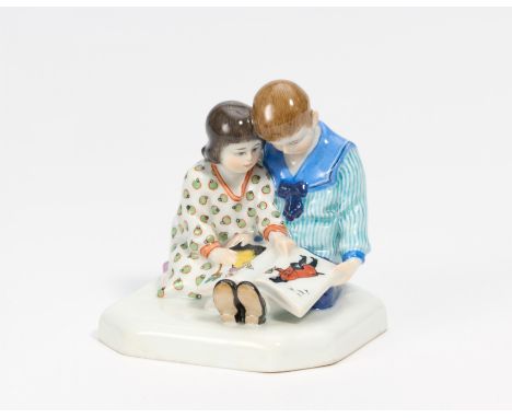 ZWEI KINDER MIT BILDERBUCH. Meissen. Datierung: Vor 1924. Meister/Entwerfer: Entwurf F. Strauss, 1909. Material: Porzellan, f