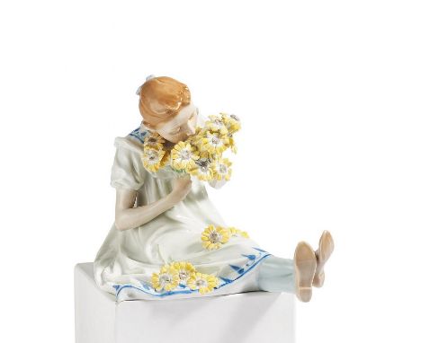 MÄDCHEN MIT BLUMENSTRAUß. Meissen. Datierung: Frühe Ausformung vor 1924. Meister/Entwerfer: Entwurf K. Hentschel 1905. Materi
