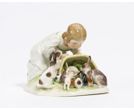 KIND MIT KANINCHEN. Meissen. Datierung: Vor 1924. Meister/Entwerfer: Entwurf M. Bochmann, 1908. Material: Porzellan, farbig s