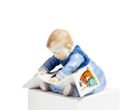 KIND MIT BILDERBUCH. Meissen. Datierung: Frühe Ausformung vor 1924. Meister/Entwerfer: Entwurf K. Hentschel, 1904. Material: 