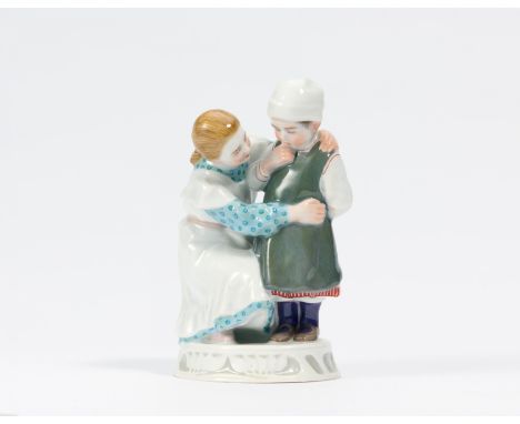 KINDERGRUPPE. Meissen. Datierung: Vor 1924. Meister/Entwerfer: Entwurf A. König, 1905. Material: Porzellan, farbig staffiert.