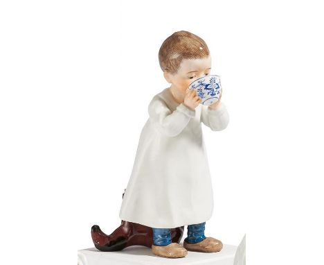 STEHENDES KIND, AUS EINER ZWIEBELMUSTERTASSE TRINKEND. Meissen. Datierung: Frühe Ausformung vor 1924. Meister/Entwerfer: Entw