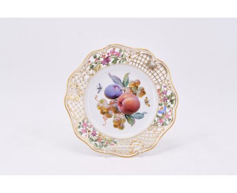 DESSERTTELLER MIT OBSTDEKOR. Meissen. Datierung: Vor 1924. Technik: Porzellan, farbig und gold staffiert. Maße: ø 25,5cm. Mar
