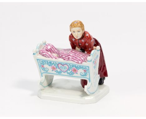 MÄDCHEN AN WIEGE. Meissen. Datierung: 20. Jh. Meister/Entwerfer: Entwurf K. Hentschel, 1905. Material: Porzellan, farbig staf