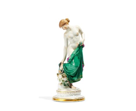 WEIBLICHER AKT 'NACH DEM BADE'. Meissen. Datierung: Nach 1934. Meister/Entwerfer: Entwurf R. Ockelmann, 1883. Technik: Porzel