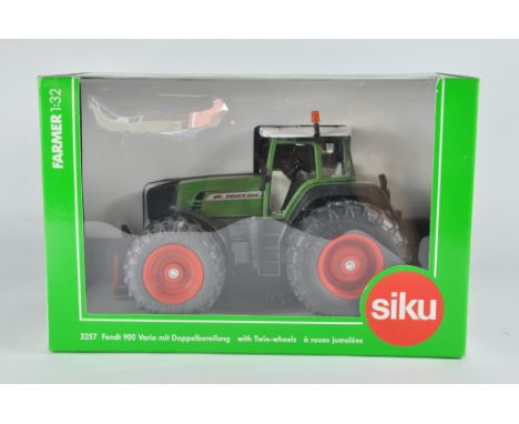 Siku 1/32 Fendt 924 Tractor. M in Box.