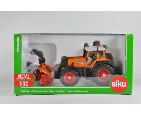 Siku 1/32 Fendt 920 Kommunal Tractor with cutter blower. Ex Display so VG to E.