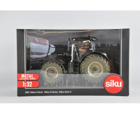 Siku 1/32 Valtra S Tractor Black edition. Ex Display so VG to E.