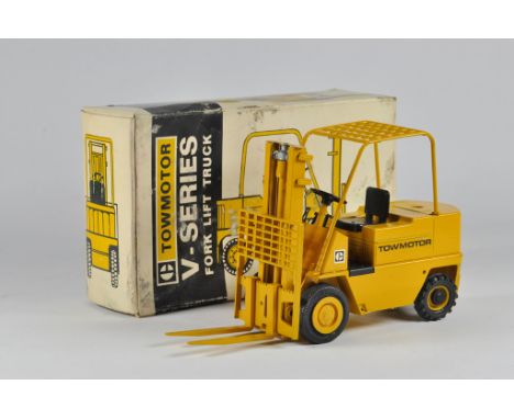 Conrad 298 TOWMOTOR CAT V Series Fork Lift. M in Box. Rare TOWMOTOR DECAL.