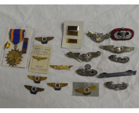 A selection of US Army Air Force metal wings including Air Crew, Glider Troops, Auxiliary, Observer and others together with 