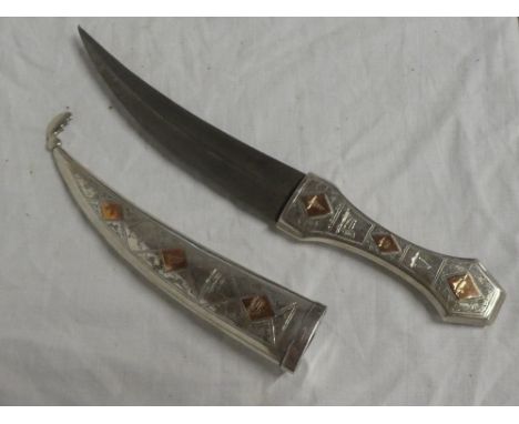 An Iraqi Jambiya dagger with 7" curved double edged blade in silver and gold mounted hilt and scabbard, engraved "Sir Geoffre