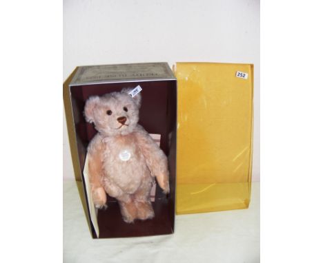 A Steiff Teddy Rose 1925 Replica in original box with certificate. CONDITION REPORT: Good condition.