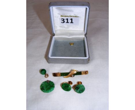 A 9ct gold and jade New Zealand style brooch pin measuring 5cm wide, a 9ct gold and jade pair of ear rings, a single ear ring