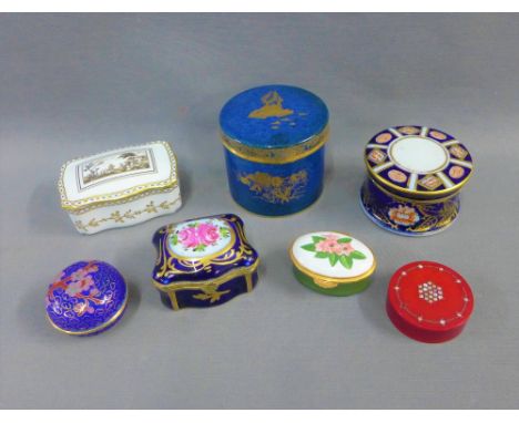 Collection of trinket boxes to include Richard Ginori Limoges and Carlton ware, together with a cloisonne red plastic and an 