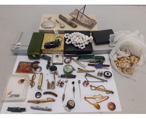 A silver model of a deck chair, 36.4g, and miscellaneous badges, tie clips and costume jewelleryLocation: porters 