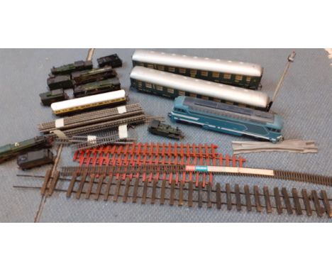 A Lima '0' gauge diesel engine and two Lima carriages, mixed 0 and 00 gauge track, a GWR 1466 engine, together with other tra