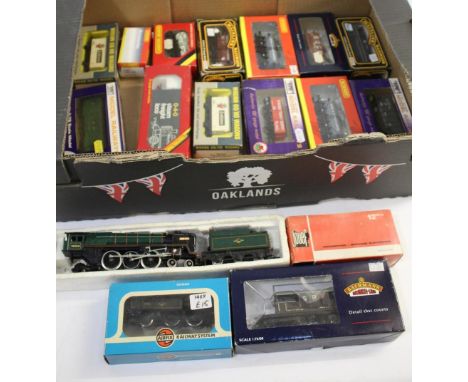 LOCOMOTIVES, BOXED COACHES &amp; BOXED WAGONS a mixed lot including boxed Joeuf 8292 locomotive, Hornby Britannia loco &amp; 