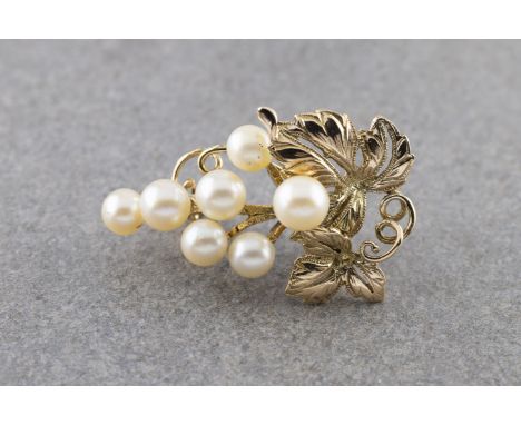 A 9ct yellow gold and pearl brooch,  in the form of fruiting vine, approx 4 cm long, total gross weight approx 7.8 grams  *Go