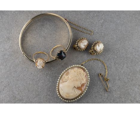 A small group of vintage jewellery  including a 9ct gold and bloodstone ring, size L; a 9ct gold and shell cameo ring, size M