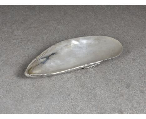 A Channel Island novelty silver pin tray fashioned as a mussel / oyster shell  Bruce Russell, 2004, Guernsey, the realistic s