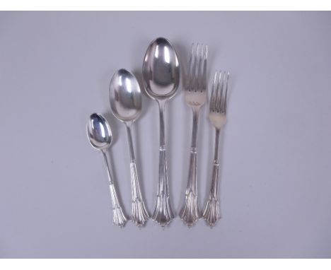 A Set of Victorian silver Cutlery, ornate fluted pattern for six persons, London 1899, viz: 6 Dessert and Table Spoons, 11 Te