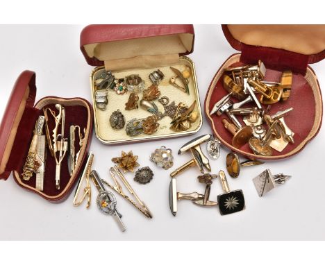 ASSORTED COSTUME JEWELLERY, CUFFLINKS AND TIE SLIDES, to include a pair of silver honey comb cufflinks with toggle fittings, 