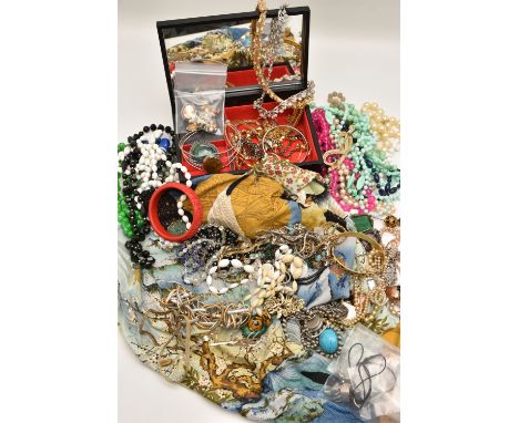 A JEWELLERY BOX WITH ASSORTED SILVER/WHITE METAL AND COSTUME JEWELLERY PIECES, to include a silver polished drop pendant hall