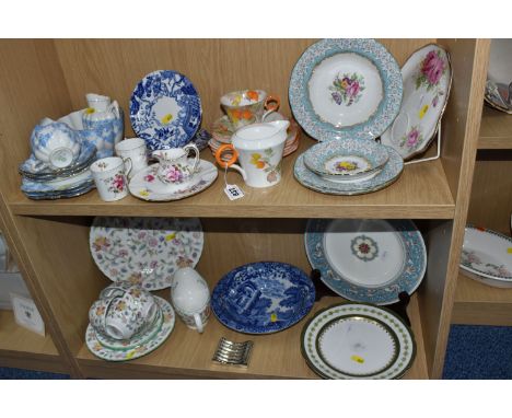 A GROUP OF ASSORED TEA AND DINNER WARE to include a group of Minton 'Haddon Hall' items comprising a dinner plate, a wide rim