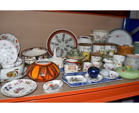 A GROUP OF MISCELLANEOUS CERAMICS, comprising a covered Carlton Ware dish Reg No. 26914, Royal Doulton covered preserve pot d