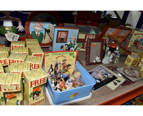 A QUANTITY OF WALLACE AND GROMIT COLLECTABLES, to include two Wesco alarm clocks, a Wesco wall clock, bath and shower gel bot