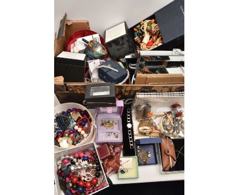 A BOX OF ASSORTED JEWELLERY BOXES, WATCHES AND COSTUME JEWELLERY ETC, to include a pair of silver pepperettes each of a facet
