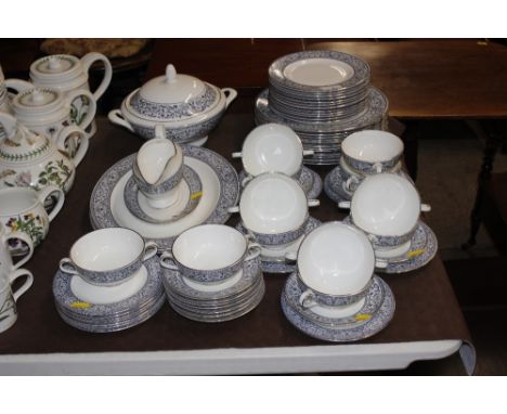 A quantity of Minton "Infanta" pattern tea and dinnerware 